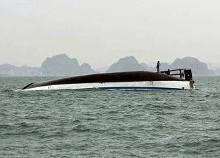 Vietnam, si rovescia battello turistico con 53 persone a bordo: almeno 28 i morti Vietnam, si rovescia battello turistico con 53 persone a bordo: almeno 28 i morti
