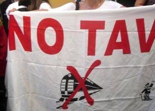 Manifestanti No Tav bloccano autostrada, chiusa la Torino-Bardonecchia Manifestanti No Tav bloccano autostrada, chiusa la Torino-Bardonecchia