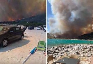 Villasimius, incendio oggi minaccia spiaggia: bagnanti in fuga Villasimius, incendio oggi minaccia spiaggia: bagnanti in fuga