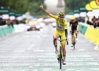 Tour de France, Pogacar trionfa ma Van Aert gli toglie ultima tappa Tour de France, Pogacar trionfa ma Van Aert gli toglie ultima tappa