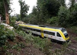 Treno deraglia in Germania, si temono diversi morti Treno deraglia in Germania, si temono diversi morti