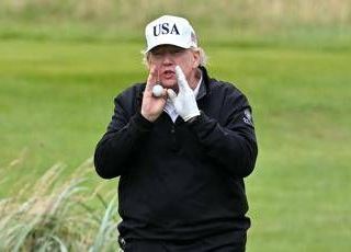 Trump 'bara' a golf? Un video mostra l'aiutino al presidente Trump 'bara' a golf? Un video mostra l'aiutino al presidente