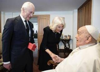 Carlo e Camilla, la benedizione (segreta) di Papa Francesco per l'anniversario Carlo e Camilla, la benedizione (segreta) di Papa Francesco per l'anniversario