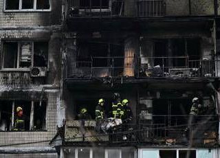 Ucraina, Kiev ancora sotto attacco: raffica di missili e droni. Zelensky: "Russia colpisce strutture civili"