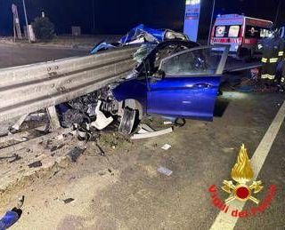 Auto si schianta contro guardrail e si spezza in due: miracolosamente illeso conducente