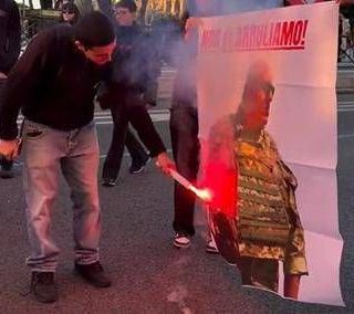 Roma, manifestanti ProPal bruciano immagine Crosetto: "Non ci arruoliamo"