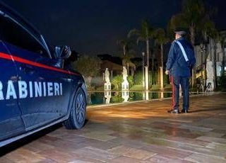 Torino, lite in strada con il compagno: donna si spara