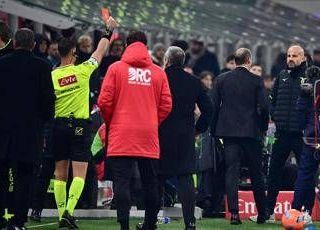 Tocco di mano in area rossonera, proteste e Allegri espulso: caos nel finale di Milan-Lazio