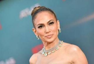 Jennifer Lopez e gli auguri di Natale, il selfie non 'convince' Jennifer Lopez e gli auguri di Natale, il selfie non 'convince'