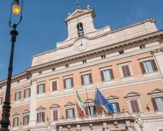 Bilancio Camera, altro che risparmio: aumentate le spese nonostante taglio onorevoli Bilancio Camera, altro che risparmio: aumentate le spese nonostante taglio onorevoli