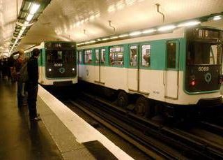 Tre donne accoltellate sulla metro di Parigi. Arrestato l'aggressore Tre donne accoltellate sulla metro di Parigi. Arrestato l'aggressore