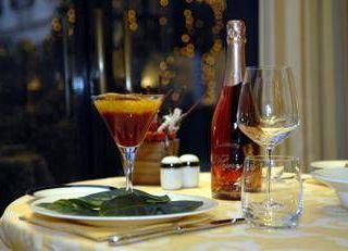 Cenone di Capodanno, da numero bicchieri a centimetri tra i piatti: 5 errori da evitare a tavola