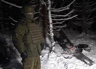 Ucraina, attacco alla residenza di Putin: Russia mostra il drone abbattuto