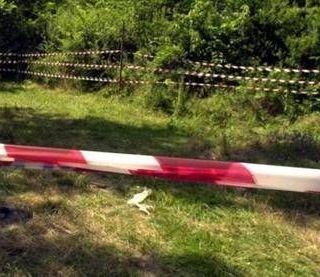 Venezia, cadavere in un campo con colpo d'arma da fuoco alla testa