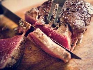 Usa e dieta, Kennedy Jr. capovolge piramide alimentare: più carne rossa e latte intero