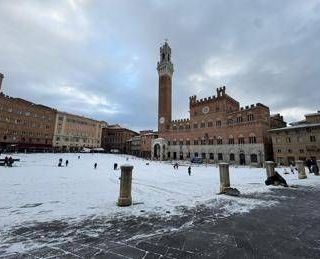 Straordinaria nevicata a Siena, la città del Palio si sveglia imbiancata