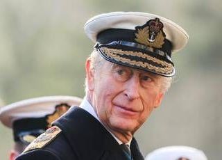 Re Carlo instancabile, batte il record di impegni reali nel 2025 e supera la principessa Anna