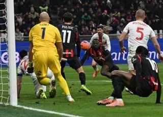 Fofana prova a colpire di testa, ma scivola: l'errore (comico) in Milan-Genoa