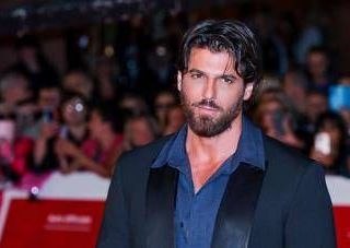 Non solo Can Yaman, almeno 7 vip tra fermi nel maxi-blitz per droga e prostituzione