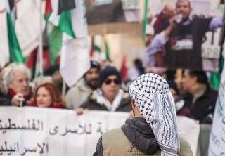 "Vergogna, fuori i sionisti dal corteo": insulti a cronista Il Giornale al corteo Pro Pal di Milano