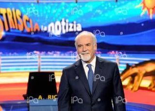 Torna Striscia, Ricci a tutto campo. Da Signorini a Affari tuoi, la conferenza show