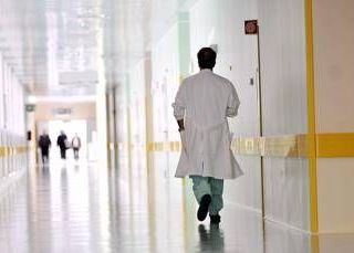 Travolto mentre va a scuola, 14enne muore nel Torinese