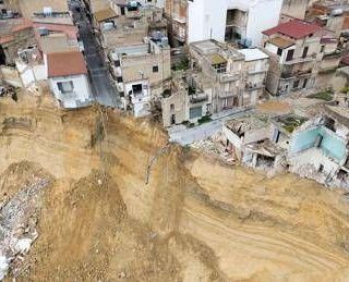 Niscemi, Schifani annuncia: "Da domani rimborso di 400 euro per ogni famiglia sfollata" Niscemi, Schifani annuncia: "Da domani rimborso di 400 euro per ogni famiglia sfollata"