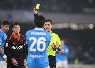 Olivera abbatte Smolcic, arbitro assegna rigore. Conte chiede un rosso: caos in Napoli-Como