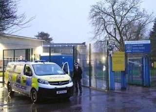 Londra, 13enne arrestato per tentato omicidio: ha accoltellato due compagni a scuola