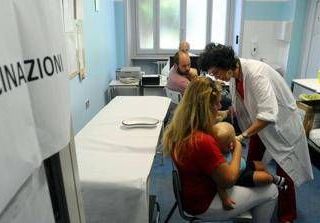 Tumori, nelle Marche 11mila casi l'anno, Aiom 'ogni paziente si sottoponga a 5 vaccinazioni' Tumori, nelle Marche 11mila casi l'anno, Aiom 'ogni paziente si sottoponga a 5 vaccinazioni'