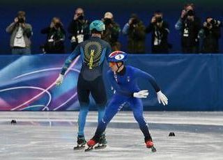 Milano Cortina, nuovo show di Sighel: l'azzurro taglia il traguardo (ancora) di spalle Milano Cortina, nuovo show di Sighel: l'azzurro taglia il traguardo (ancora) di spalle