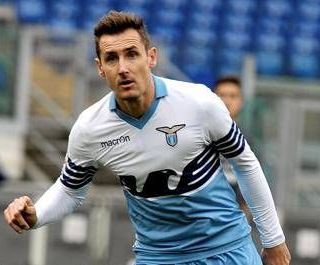 Quando il calciatore aiuta l'arbitro, i due precedenti di Miroslav Klose: 'l'anti-Bastoni' Quando il calciatore aiuta l'arbitro, i due precedenti di Miroslav Klose: 'l'anti-Bastoni'