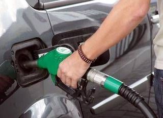 Carburante, pressing su governo per taglio immediato accise ma serve dl in Cdm