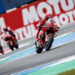 Marc Marquez vince ad Assen davanti a Bezzecchi e Bagnaia