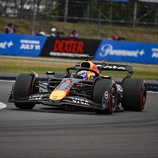 Pole Verstappen a Silverstone davanti a Piastri, Ferrari in terza fila