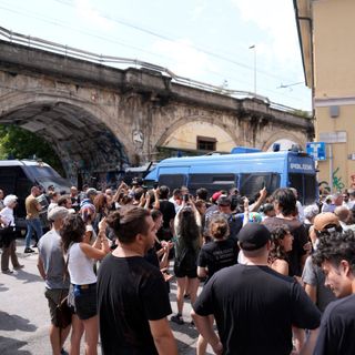 Milano, sgomberato il centro sociale Leoncavallo