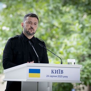 Zelensky “Putin trasforma diplomazia in farsa, sanzioni subito”