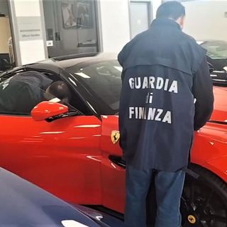 Scoperta maxi frode su importazione auto, anche Ferrari e Porsche