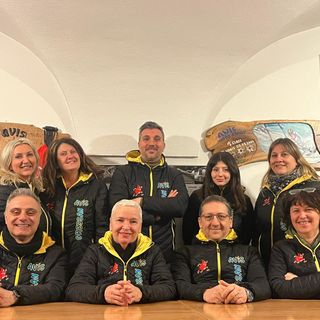 Seduti da sx: Roberto Coletta, Marisa Zambon, Francesco Panella, Cuneaz Monica. In piedi da sx: Ingrid Bredy, Alessandra Oreiller, Angelo Soreca, Nancy Oreiller Bal, Jeannette Curtaz.