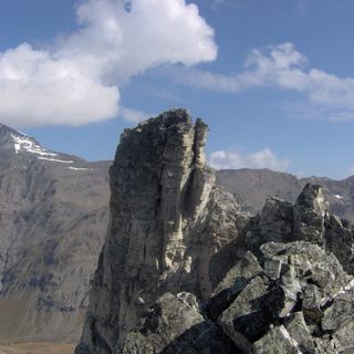 La Grande Sassière vista in fondo a sinistra con la cima coperta dalla nubi