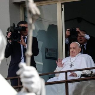 Il Papa convalescente a Santa Marta, concelebra la Messa in cappellina e prosegue le terapie