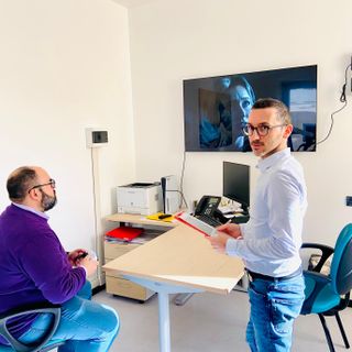 Nelle foto lo psicologo e videogame therapist del SerD, Fabio Pierini, che supervisiona una sessione di video game therapy (simulata)