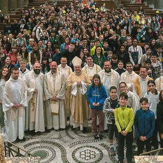 La delegazione valdostana dei ragazzi, dei sacerdoti e degli educatori al termine della Celebrazione eucaristica a Santa Maria in Trastevere sabato 26 aprile 2025, presieduta da Sua Eccellenza Monsignor Franco Lovignana, Vescovo della Diocesi di Aosta