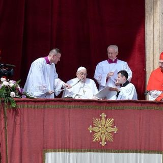 Urbi et Orbi, il Papa: no alla corsa al riarmo, mai più echi di morte