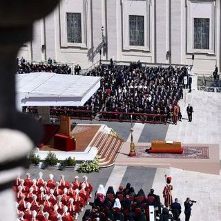 “Tutti, tutti, tutti” a dare l’ultimo saluto al Papa di tutti