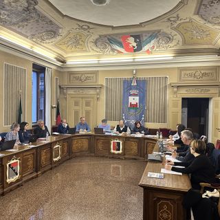 Chatillon: Bilancio in ordine, ma tensioni in aula e lavori pubblici che preoccupano i cittadini