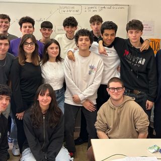 Gli stundenti che presentano il progetto Hexa