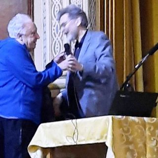 Lodovico sul palco con il dottor Alberto Marchet, direttore responsabile di neurologia all’ospedale Martini di Torino (foto Paola Tirone e Silvia Cafasso)