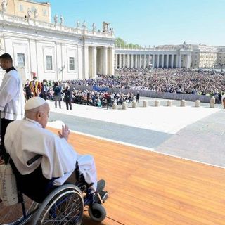 PAPA: la malattia scuola d’amore, Dio non ci lascia soli. A sorpresa il saluto in Piazza san Pietro