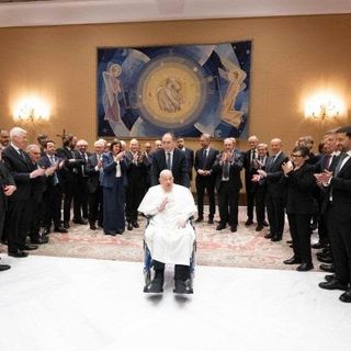 Il Papa incontra la comunità del Gemelli in Vaticano: "Grazie per il buon servizio"